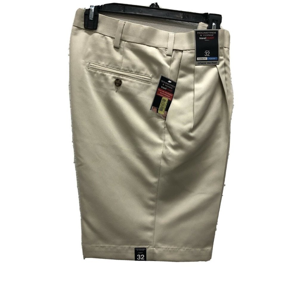 NEW Roundtree and Yorke Travel Smart Shorts Mens 32 Classic Fit Pleated Cream N